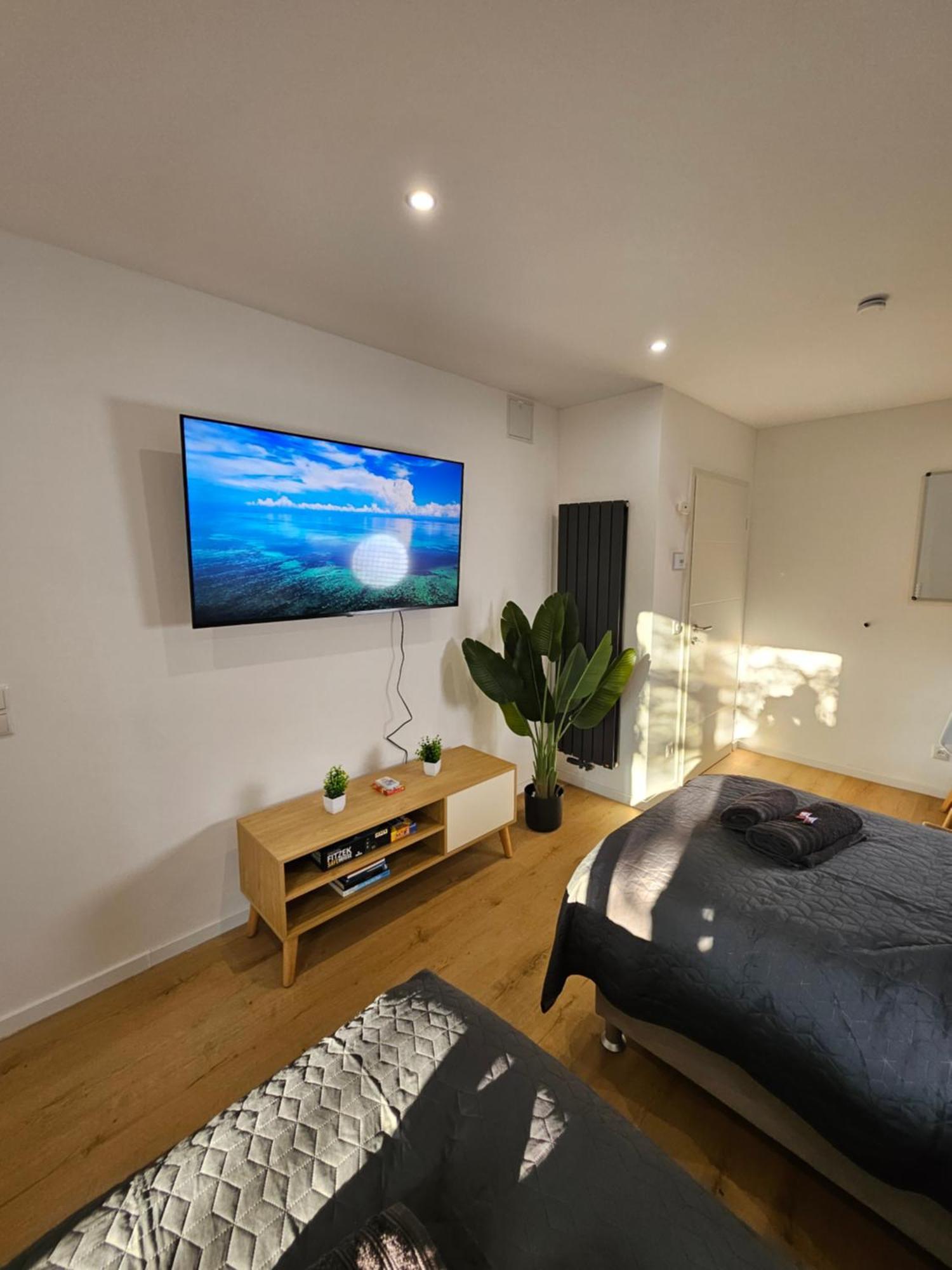 Modern Homes - Voll Ausgestatte Wohnung - Balkon - Hotelbetten - 4K Tv - Wlan Мёрс Экстерьер фото
