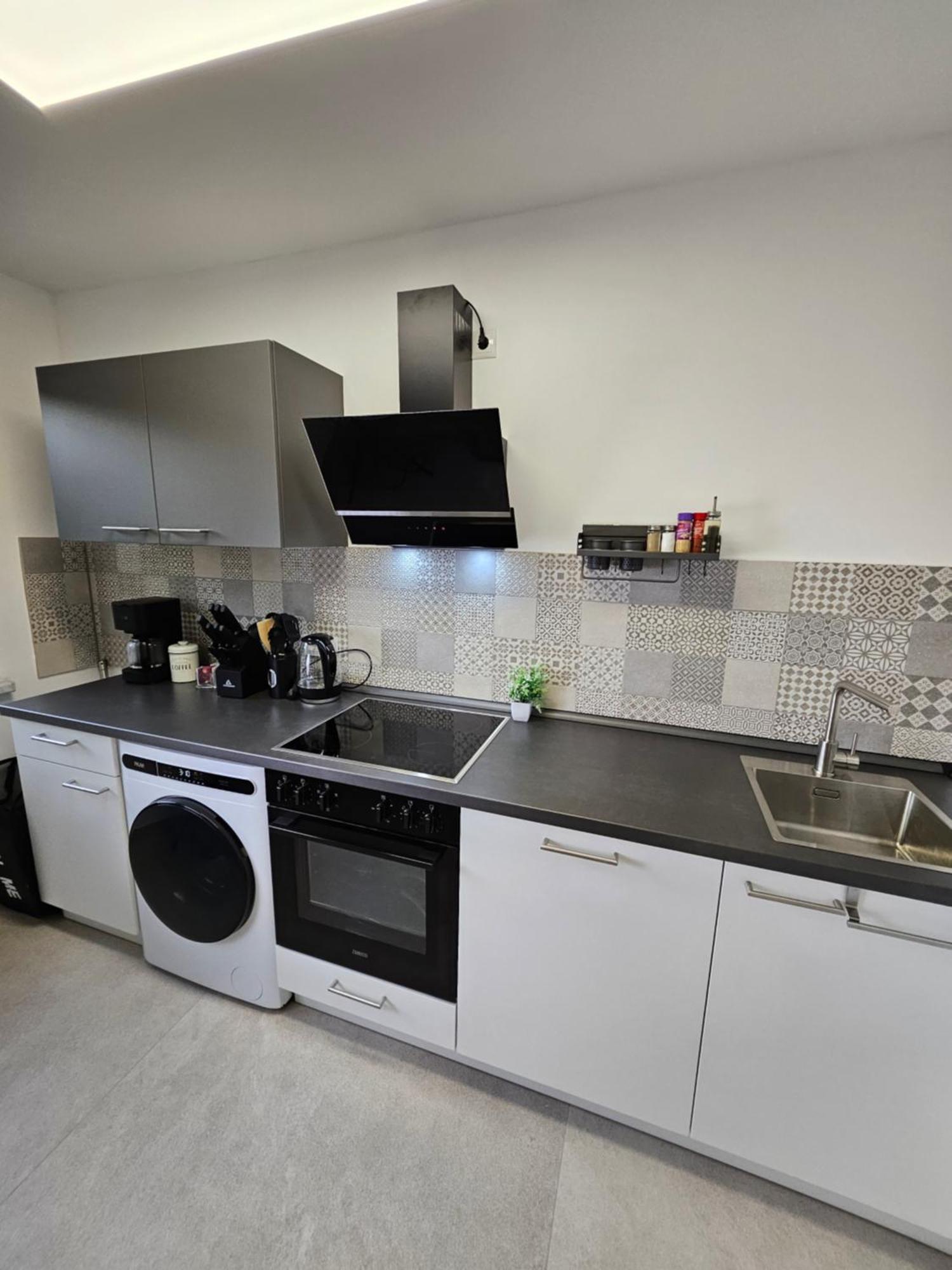 Modern Homes - Voll Ausgestatte Wohnung - Balkon - Hotelbetten - 4K Tv - Wlan Мёрс Экстерьер фото